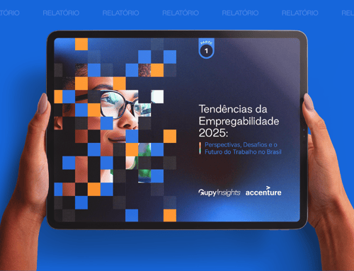 Mãos segurando um tablet, onde lê-se: Tendências da Empregabilidade 2025: Perspectivas, Desafios e o Futuro do Trabalho no Brasil.