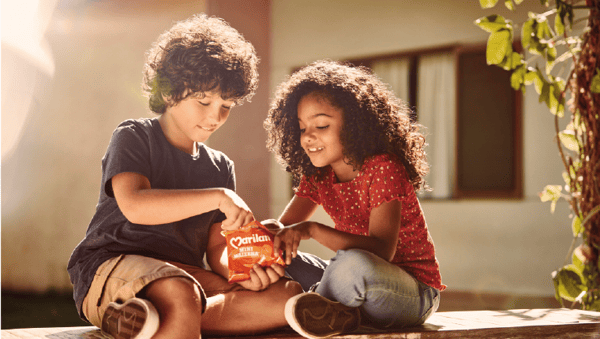 Duas crianças comendo biscoitos Marilan