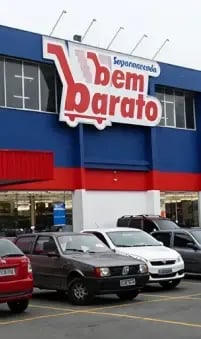 Fachada do supermercado bem barato.