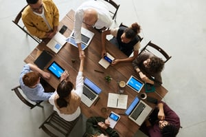 Por que contratar pessoas menos qualificadas