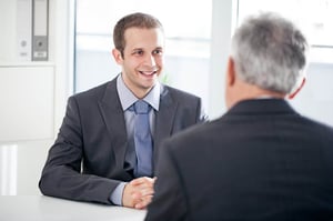 O que é entrevista estruturada, vantagens e como fazer uma?