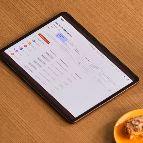 Tablet em cima de uma mesa.