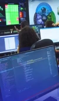 Imagem de pessoas trabalhando focadas na retenção de talentos.